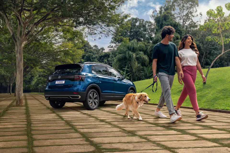 Casal passeando com seu Volkswagen T-Cross